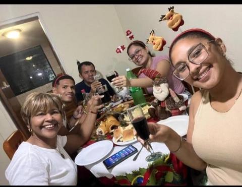 Foto de Norilda Coromoto Figuera Zapata, Leonel Carreño, Lesli Del Valle Figuera López, Yudith Marina Figuera Rivas y Yeangel José Figuera Rivas.