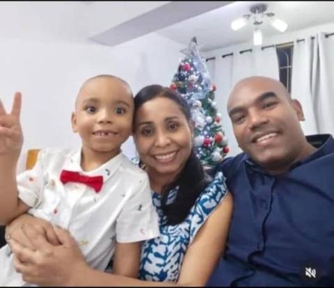 Foto de Se llama Carlos Eduardo Segovia Anaya. Su esposa es Yasmelia Acosta, el niño se  llama Diego Segovia