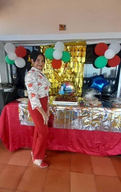 Foto de Maria Antonieta Mejías de Sánchez e Hijas y esposo