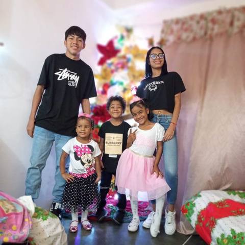 Foto de Sabrina, Gabriel, Anthony, Antonella y Antonieta.