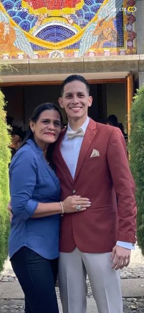 Foto de Mario superlano y su mamá