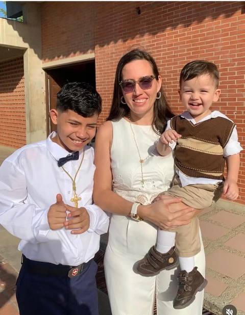 Foto de CIndy Medina y sus dos hijos Villegas Medina
