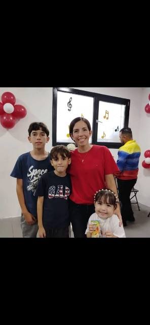 Foto de Grecia Molina y familia