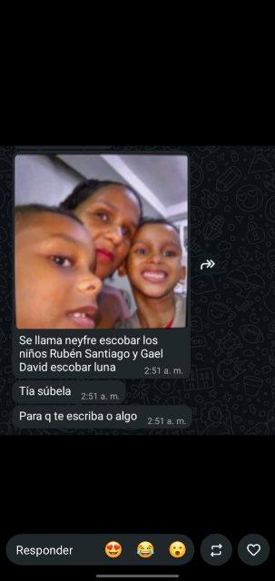 Foto de Neyfre y sus niños