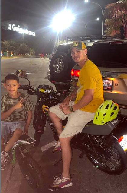 Foto de Leonardo Suárez y su hijo