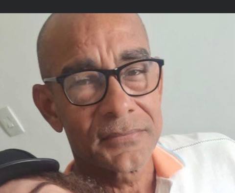 Foto de Rufino liendo Cardona
