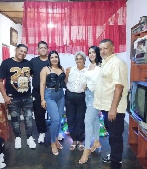 Foto de Familia completa Dailin Gonzalez, Yolinda Mendez, Freddy Gonzalez,