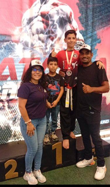 Foto de Kareem González y familia