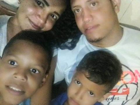 Foto de Anthony,  Silvia,  Andrés, y arcángel