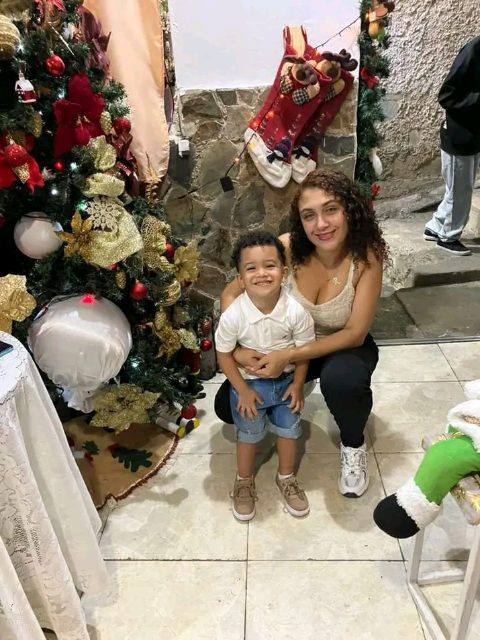 Foto de Rosbeli Ulloa y su hijo