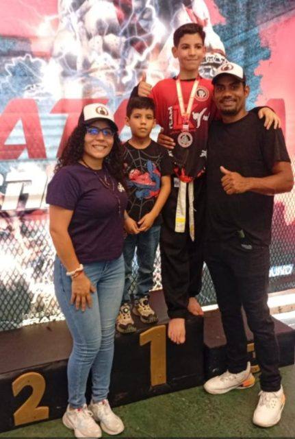 Foto de Karem, Octavio y Sebastián