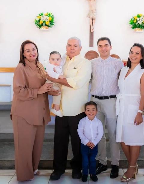 Foto de Aleiram Jimenez, David Sanzonetti, Mariela Jimenez, Marco Jimenez (padre) y bebés