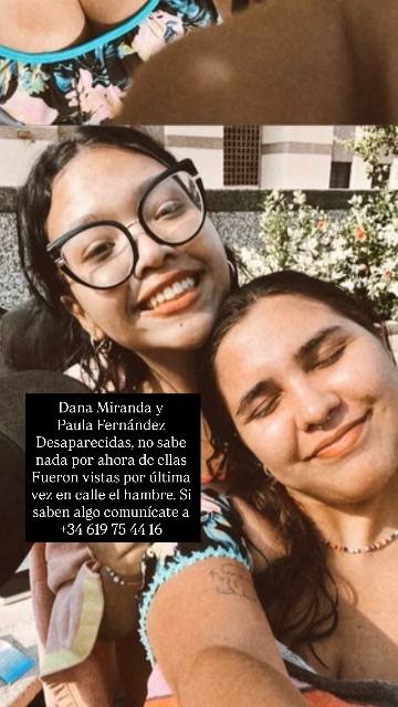 Foto de Dana mirando y paula Fernandez