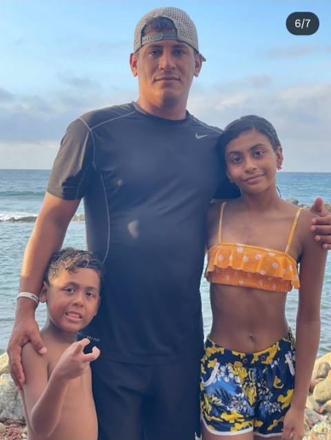 Foto de Jhonn Toro y sus hijos (ashley, jhoel y jhonn)
