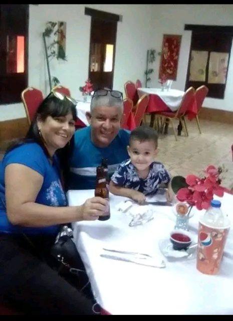 Foto de Natalia Lopez, Luis Otero y Luciano Otero