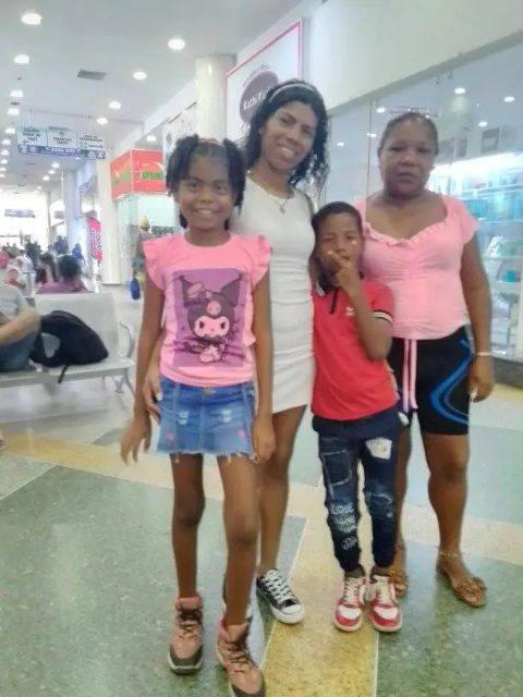 Foto de Mercedes Hurtado hija y nietos