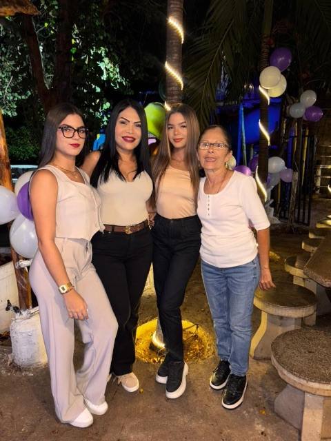 Foto de VALENTINA DA SILVA.    VALERIA DA SILVA.    JANETH MELINKOFF Y LA SEÑORA IRMA