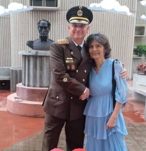 Foto de Carmen Alicia zambrano y el coronel Humberto medina