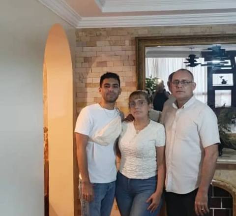 Foto de Leyber Nava y sus padres