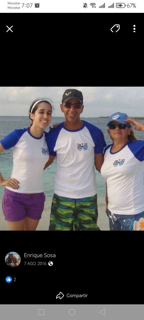 Foto de Enrique Sosa junto a su Mamá y Hermana