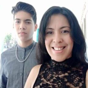 Foto de Laura Sulbaran y su hijo Leonardo