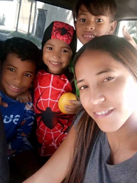 Foto de Caroche Dwuentt 4 personas 3 niños y la madre
