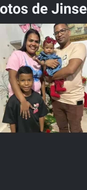 Foto de Manuel Molina, Jinselis Chacón y los niños Santiago y Enmanuelis Molina