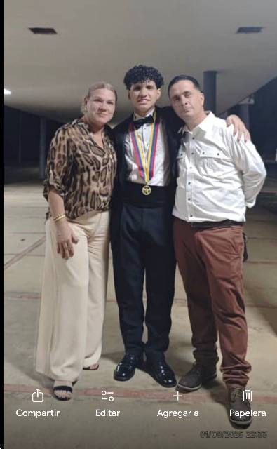 Foto de Esta es mi familia Jhonny y su hijo y eaposa