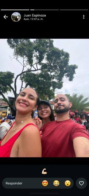 Foto de Juan Espinoza, Cely y Shakira