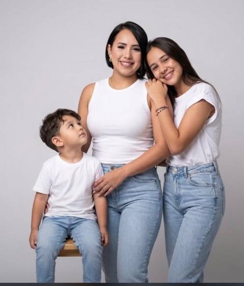 Foto de Maria andara y sus niños