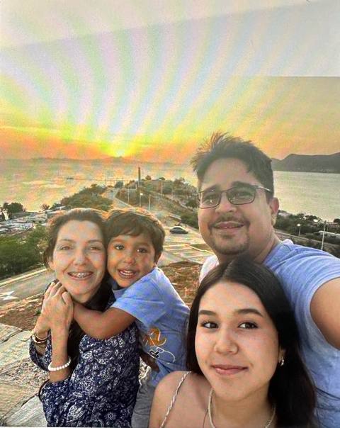 Foto de Elisa Carillo y su familia