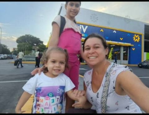 Foto de Maria José dalberti y sus dos niñas