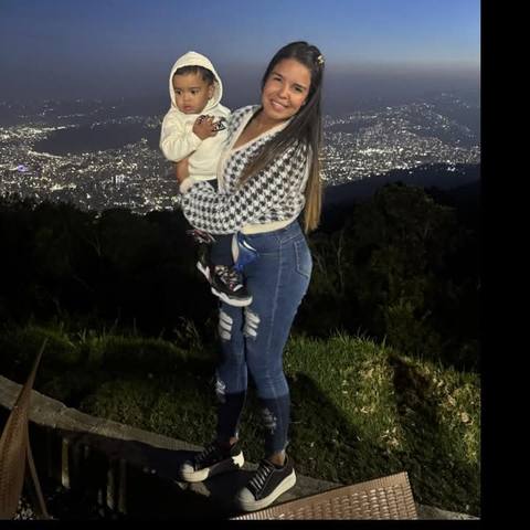 Foto de Oficial Adrianyelis con su bebe líam campos Rodríguez