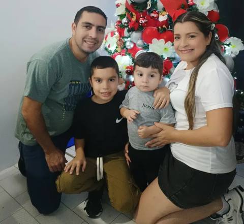 Foto de Dayana López, Wilfred Vásquez, Dylan y Diego Torrelles