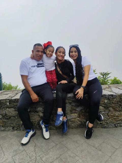 Foto de Jacknolyc, Lesther, Nicol y Estefanía Tovar mata