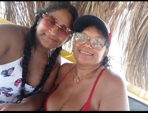 Foto de Cuchita y Gloria Estrada Sanchez