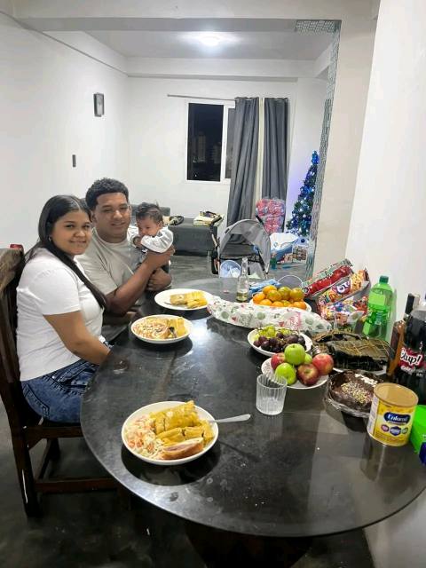Foto de Keisy Martinez con su esposo y bebe Martinez